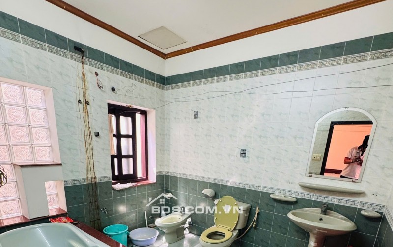 Bán nhà HXH, 1 căn ra MT Trương Công Định P.14 Tân Bình 67m2 3Tầng 3PN. Chỉ 10.8 Tỷ còn TL với chính chủ.